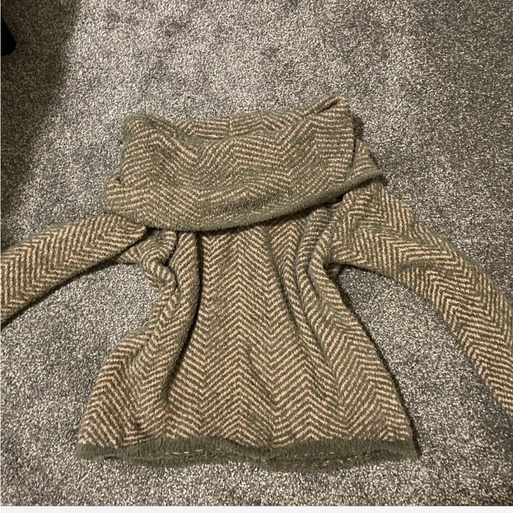 Chevron Patterned Sweater - Green and Cream